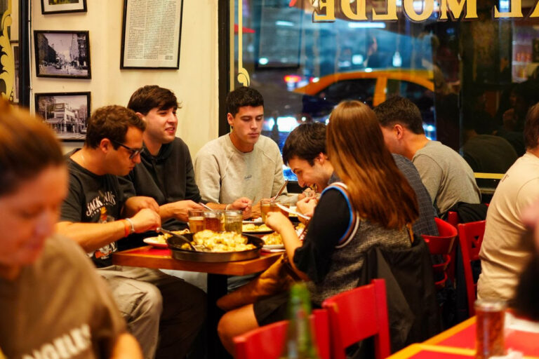 Clientes disfrutando pizzas y comidas en el renovado local de Kentucky sobre la calle Serrano, en Palermo, un espacio gastronómico ampliado con nuevas áreas para recibir más público