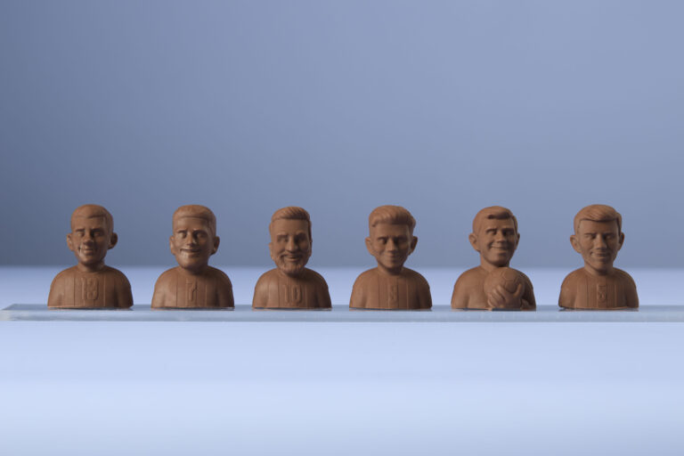 Figuras de futbolistas elaboradas en chocolate exhibidas por La Chocolaterie como parte de una propuesta temática inspirada en el Mundial 2026