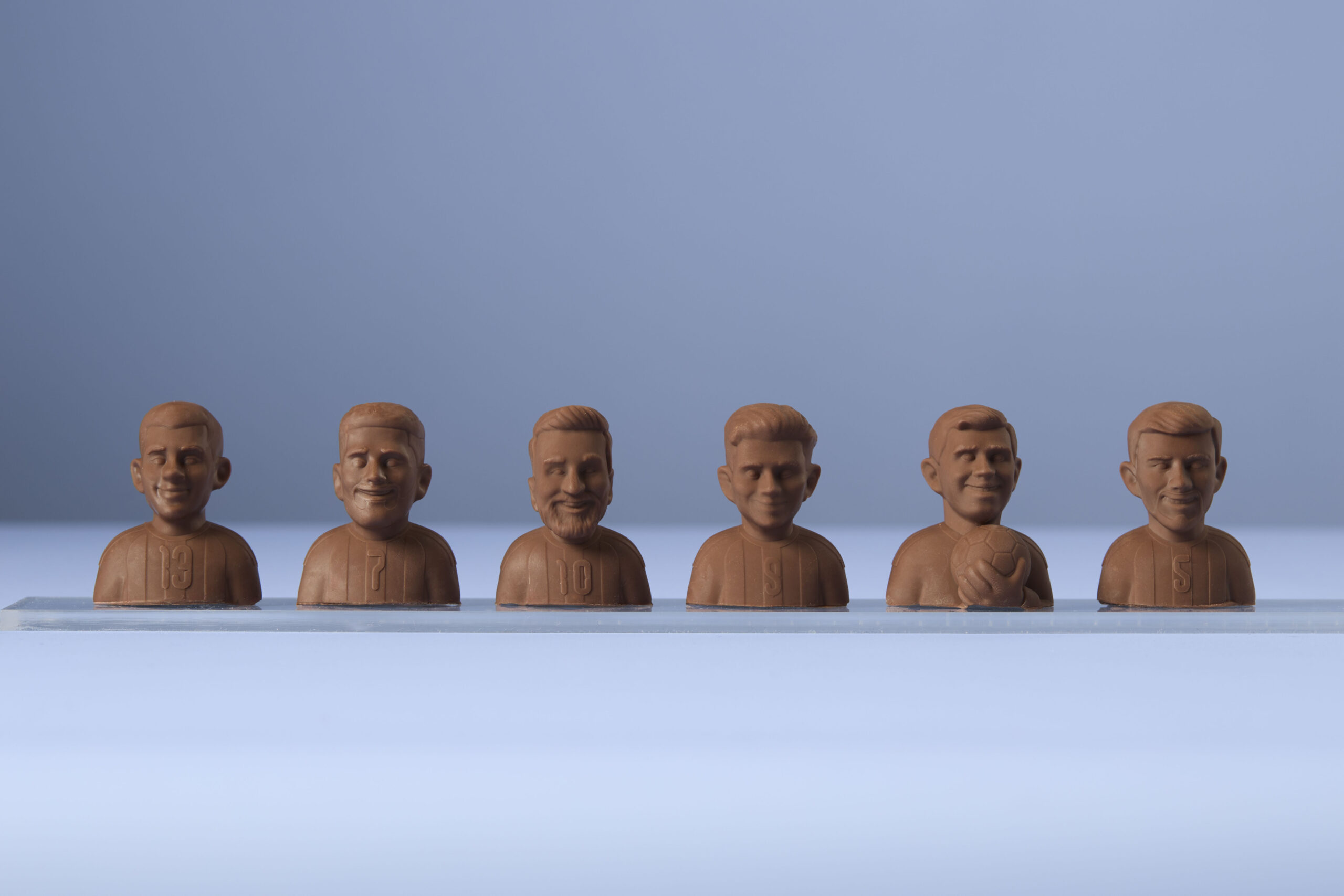 Figuras de futbolistas elaboradas en chocolate exhibidas por La Chocolaterie como parte de una propuesta temática inspirada en el Mundial 2026