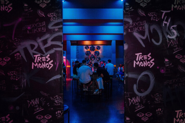 Interior de Tres Monos, uno de los bares más reconocidos de Buenos Aires, donde se realizará una experiencia gastronómica junto a Saigón Noodle Bar