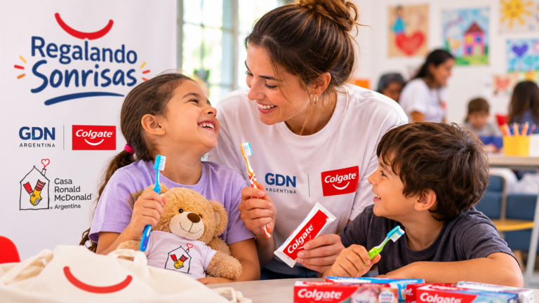 Voluntaria comparte una actividad de educación sobre salud bucal con niños durante la campaña Regalando Sonrisas, impulsada por GDN Argentina, Colgate y Casa Ronald McDonald Argentina