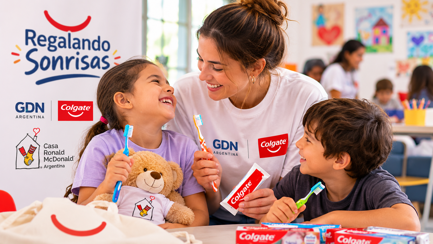 Voluntaria comparte una actividad de educación sobre salud bucal con niños durante la campaña Regalando Sonrisas, impulsada por GDN Argentina, Colgate y Casa Ronald McDonald Argentina