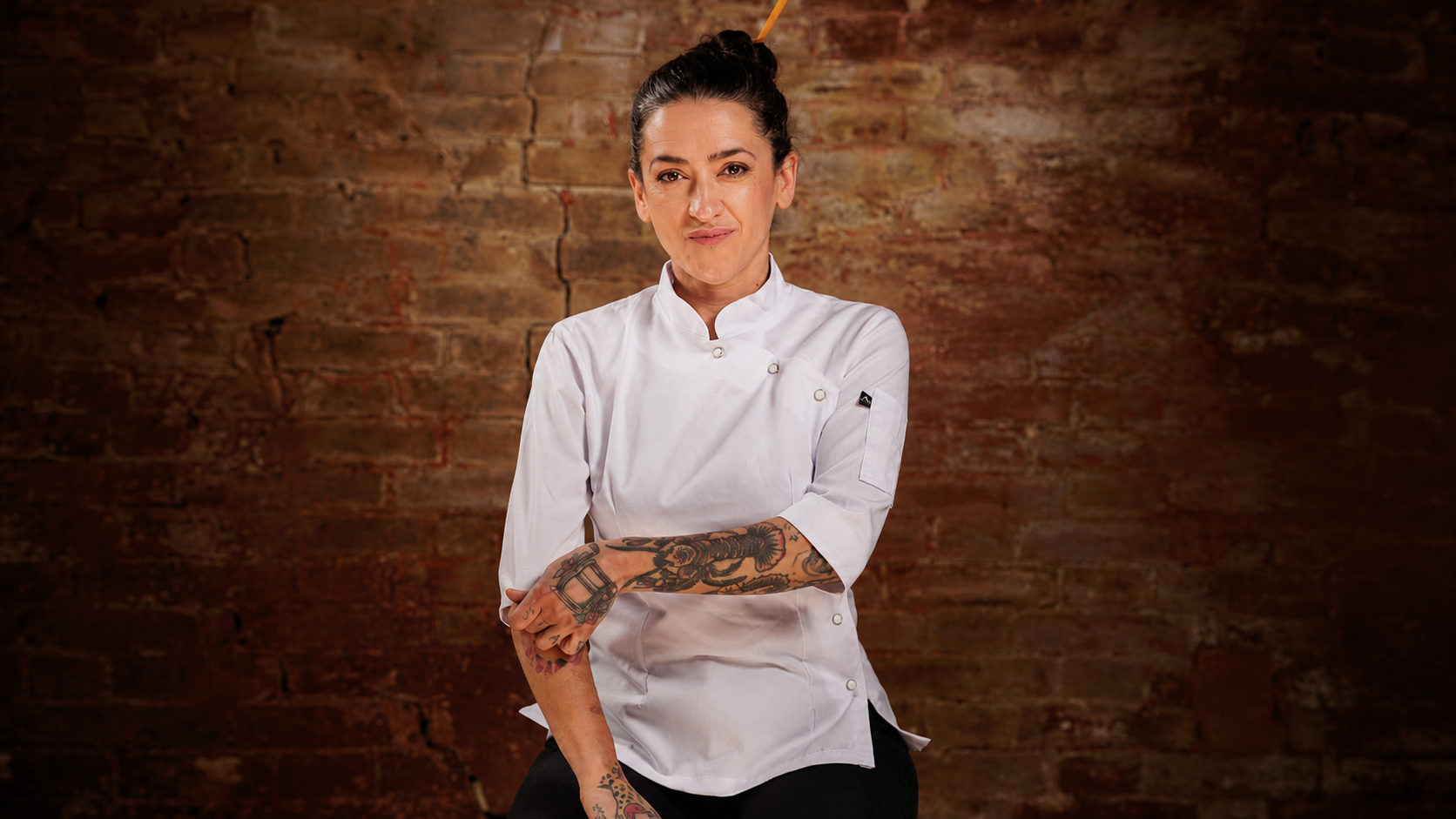 Jazmín Marturet, chef y autora de Comida Fusión Popular, posa con chaqueta de cocina en el marco del lanzamiento de su nuevo libro