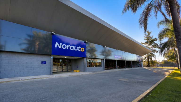 Vista exterior del nuevo autocentro de Norauto en Pilar, inaugurado para ampliar la red de servicios y reforzar la estrategia de postventa de Stellantis en Argentina.