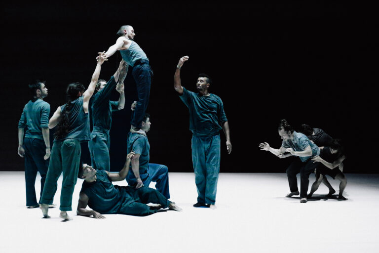 Artistas realizan una performance de danza contemporánea sobre un escenario, en una de las producciones internacionales que formarán parte de FIBA 2026