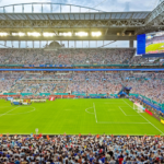 Vista panorámica del estadio de Miami repleto de espectadores durante un partido de la Copa Mundial de la FIFA 2026™, con miles de hinchas argentinos presentes en las tribunas
