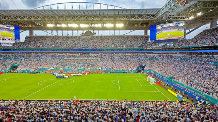 Vista panorámica del estadio de Miami repleto de espectadores durante un partido de la Copa Mundial de la FIFA 2026™, con miles de hinchas argentinos presentes en las tribunas