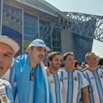 Productores de Experta Seguros posan con camisetas de la Selección Argentina frente al estadio en Dallas, donde vivieron una experiencia mundialista junto a Sergio Goycochea y presenciaron un partido de Lionel Messi