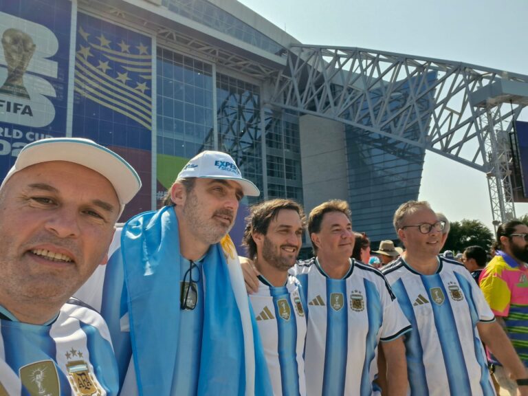 Productores de Experta Seguros posan con camisetas de la Selección Argentina frente al estadio en Dallas, donde vivieron una experiencia mundialista junto a Sergio Goycochea y presenciaron un partido de Lionel Messi
