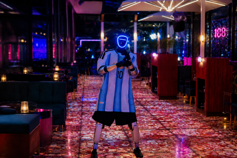 Robot con camiseta de la Selección Argentina realiza una performance de baile en el interior de Bestial Fly Bar, en Palermo, como parte de la nueva experiencia para los visitantes