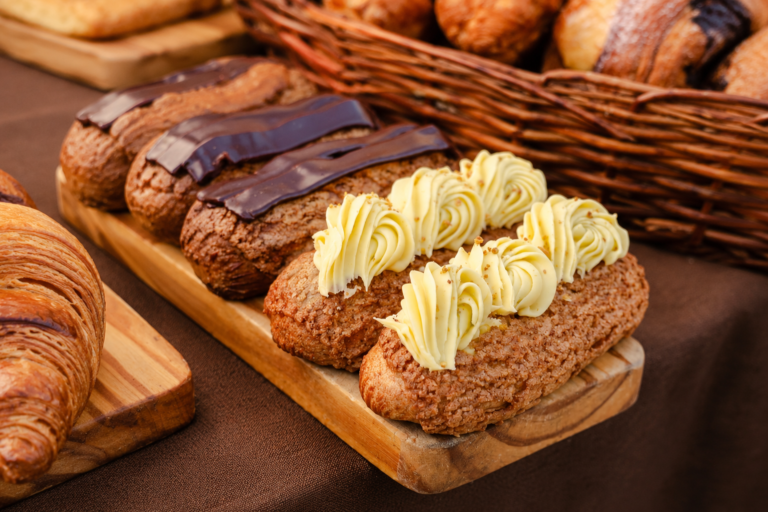 Saint-Honoré con crema, éclairs de chocolate y croissants exhibidos en un puesto de pastelería durante una nueva edición de La Feria Francesa por el Día de la Bastilla