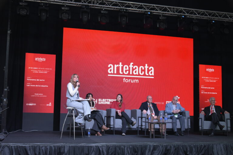 Panel de especialistas durante Artefacta Forum 2026, evento realizado junto a Electronics & Home que reunió a referentes de la industria del hogar y el consumo en Argentina