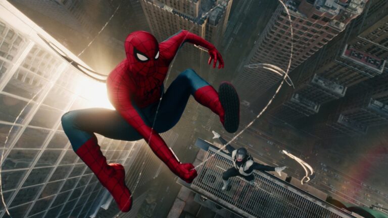 Spider-Man se balancea entre los rascacielos de una gran ciudad durante una escena de acción de la nueva película, uno de los estrenos más esperados por los fanáticos del superhéroe