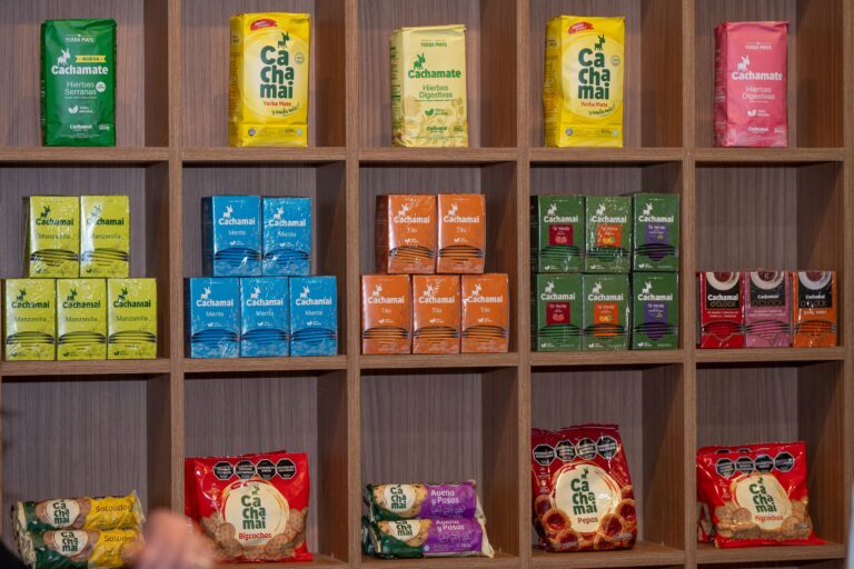 Exhibición de la línea de yerbas, tés, hierbas y alimentos Cachamai presentada durante la Expo Rural, con sus principales productos para el consumo masivo