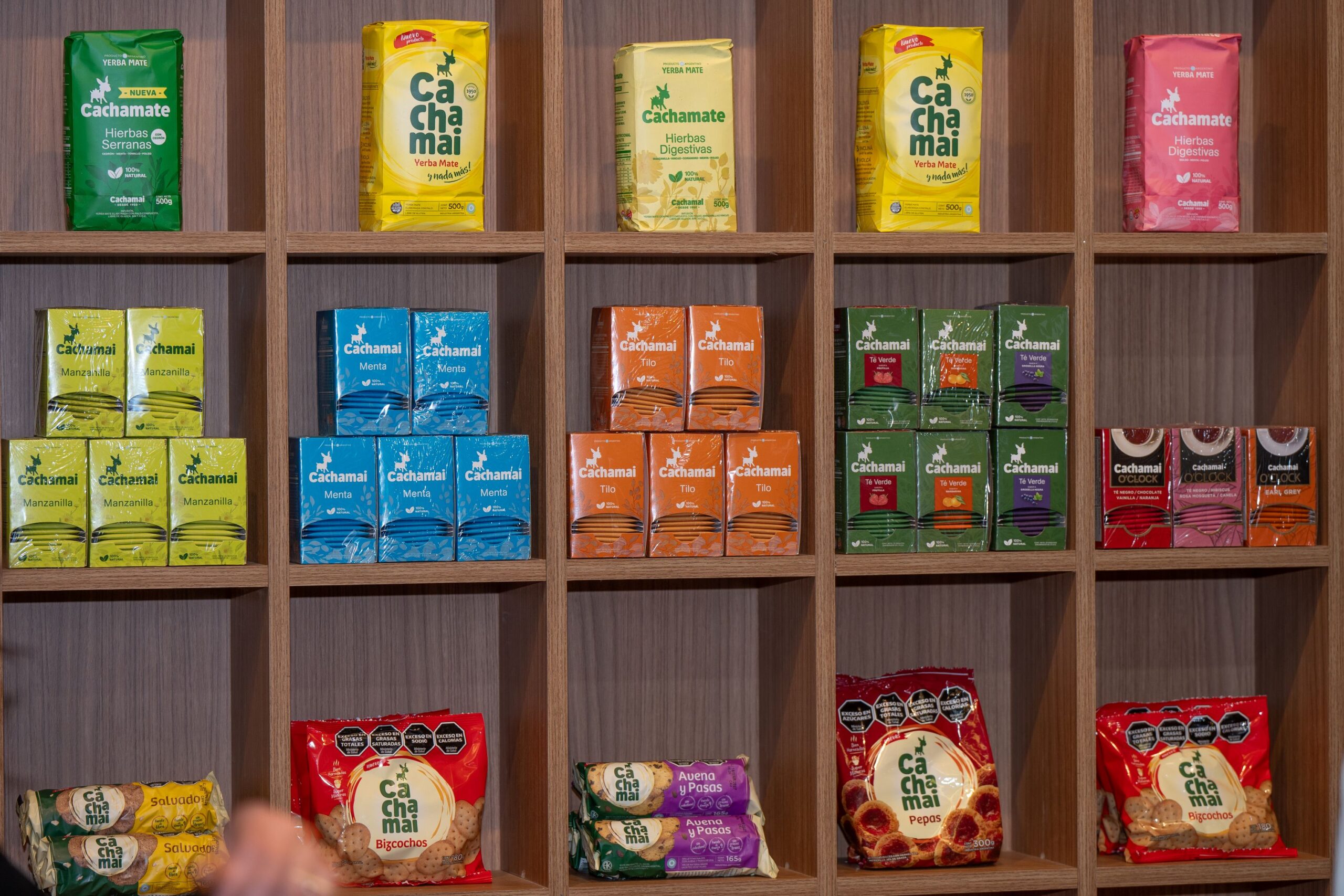 Exhibición de la línea de yerbas, tés, hierbas y alimentos Cachamai presentada durante la Expo Rural, con sus principales productos para el consumo masivo