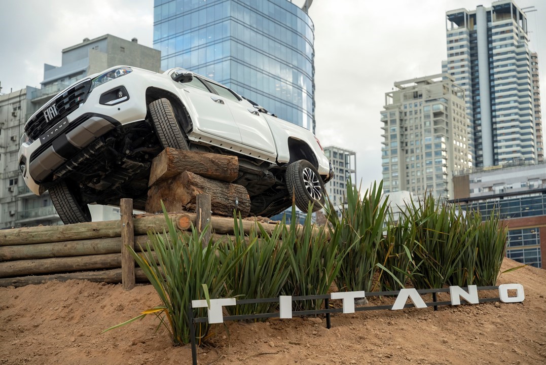 Pick-up FIAT Titano exhibida en un circuito off-road durante Expo Rural 2026, destacando sus capacidades para el trabajo y el sector agropecuario