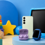 Productos tecnológicos Samsung junto a juguetes infantiles en una escena colorida por el Día del Niño