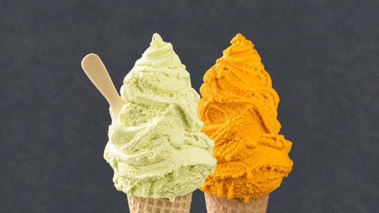 Dos cucuruchos de helado con los nuevos sabores de Munchi’s: Mousse de Palta y Mandarina, lanzados para la temporada de invierno