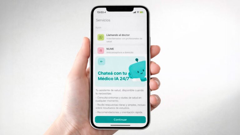 Persona sostiene un teléfono celular con la aplicación Médico IA de Premedic, un chat de orientación médica disponible las 24 horas para sus afiliados
