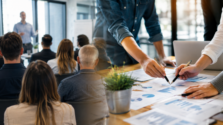 Empresarios y equipos de trabajo analizan estrategias de gestión y crecimiento en una reunión empresarial