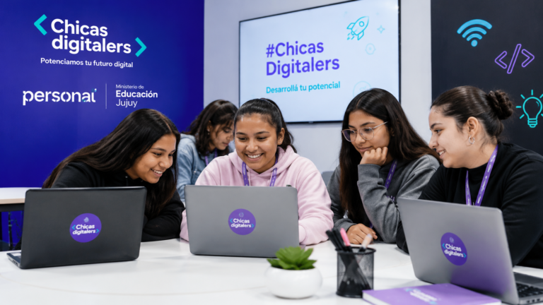 Jóvenes participan de una capacitación tecnológica de Chicas Digitalers con computadoras