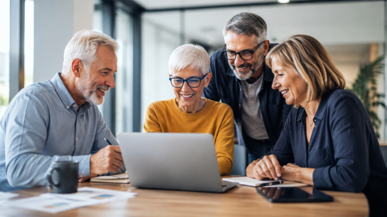 Profesionales de la Generación Silver colaboran en una reunión de trabajo, reflejando cómo la experiencia y el conocimiento se convierten en una ventaja competitiva para las empresas