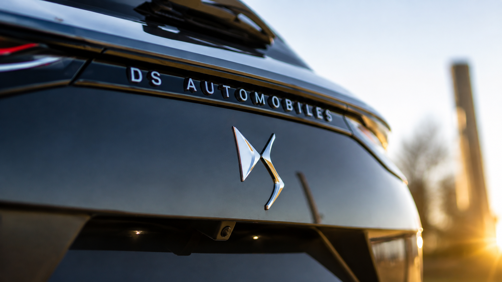 Detalle del logo de DS Automobiles en la parte trasera de un vehículo
