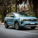 Nueva Ford Territory Platinum circulando por una avenida urbana, la versión más equipada del SUV de Ford comercializado en Argentina