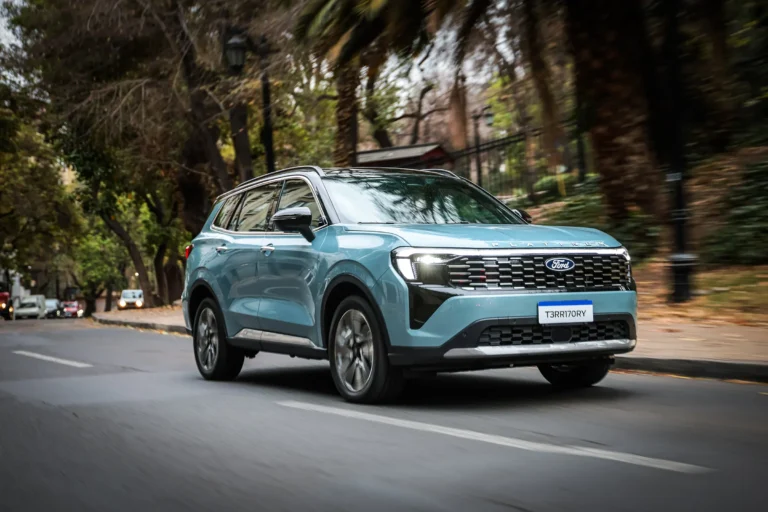 Nueva Ford Territory Platinum circulando por una avenida urbana, la versión más equipada del SUV de Ford comercializado en Argentina