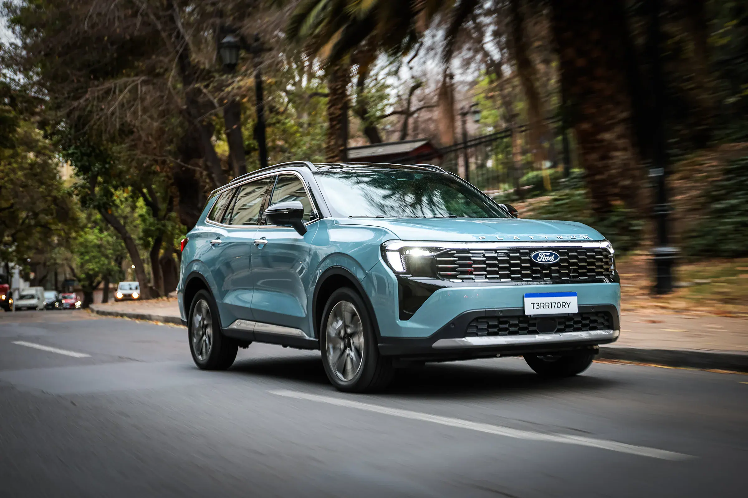 Nueva Ford Territory Platinum circulando por una avenida urbana, la versión más equipada del SUV de Ford comercializado en Argentina
