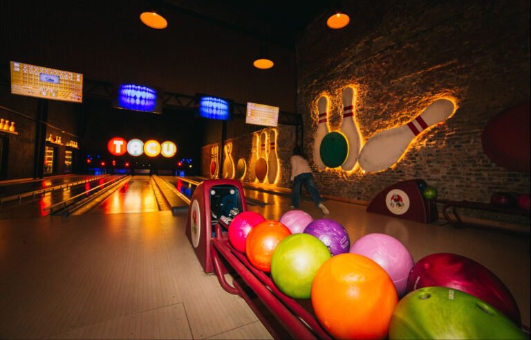 Pistas de bowling en Tacu con bolas de colores listas para jugar, una de las actividades que forman parte de la propuesta para celebrar el Día del Niño en familia