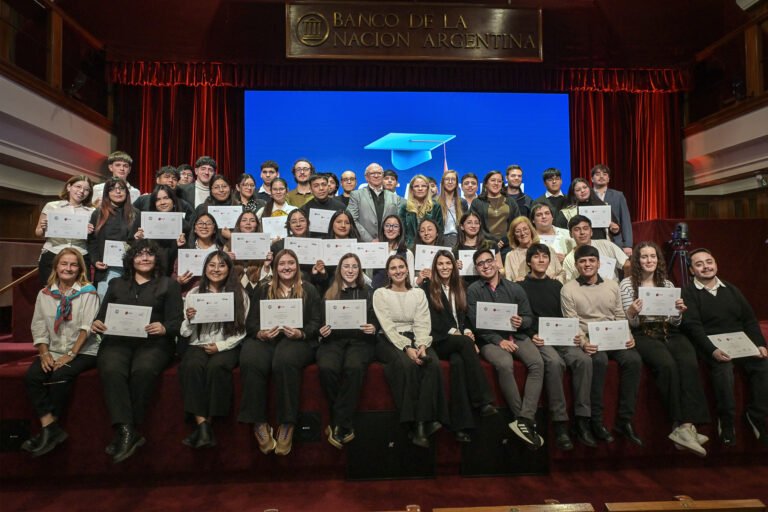 Jóvenes graduados de un programa de programación reciben sus certificados en un acto de Fundación BNA y Banco Nación