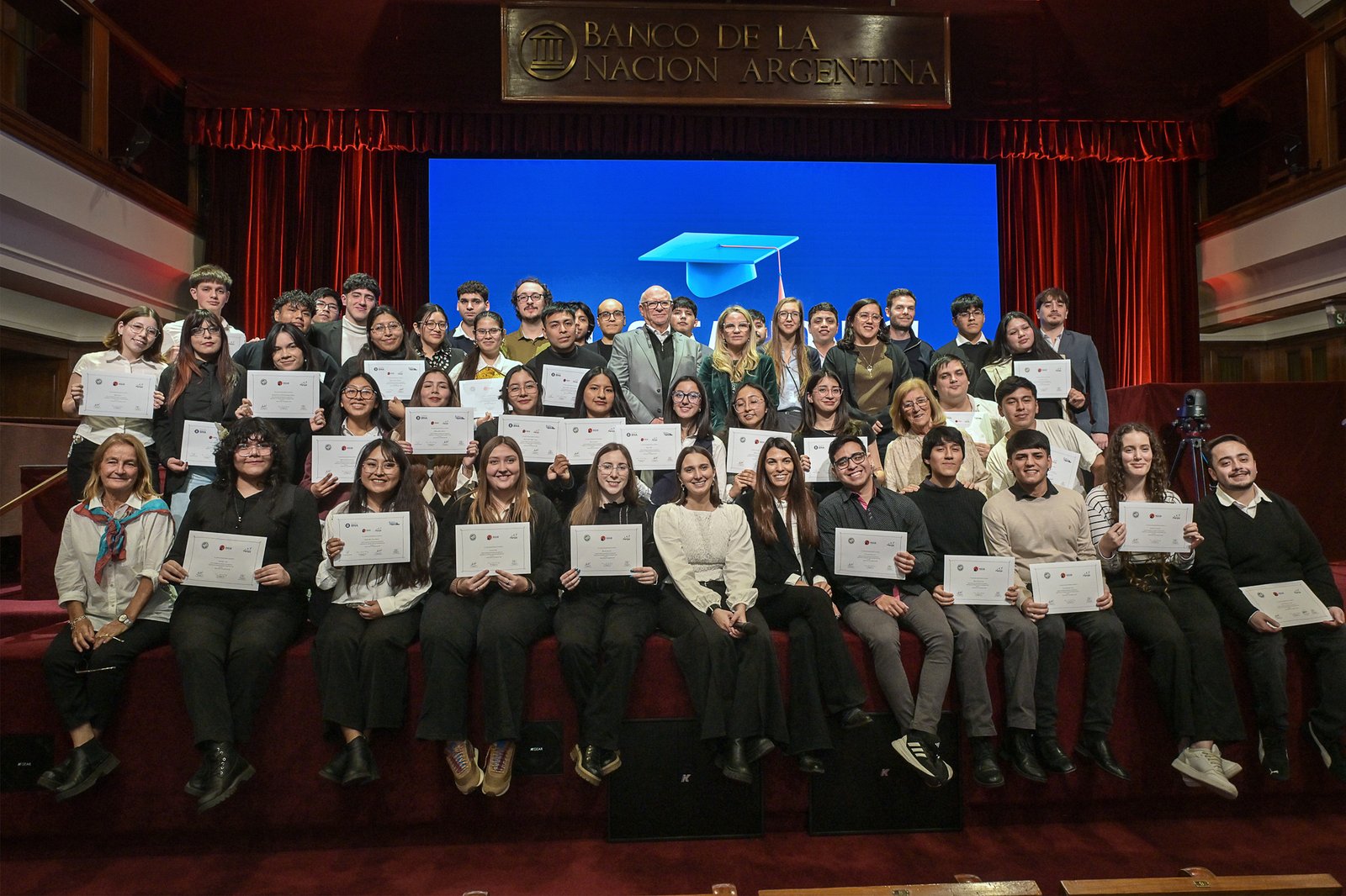 Jóvenes graduados de un programa de programación reciben sus certificados en un acto de Fundación BNA y Banco Nación