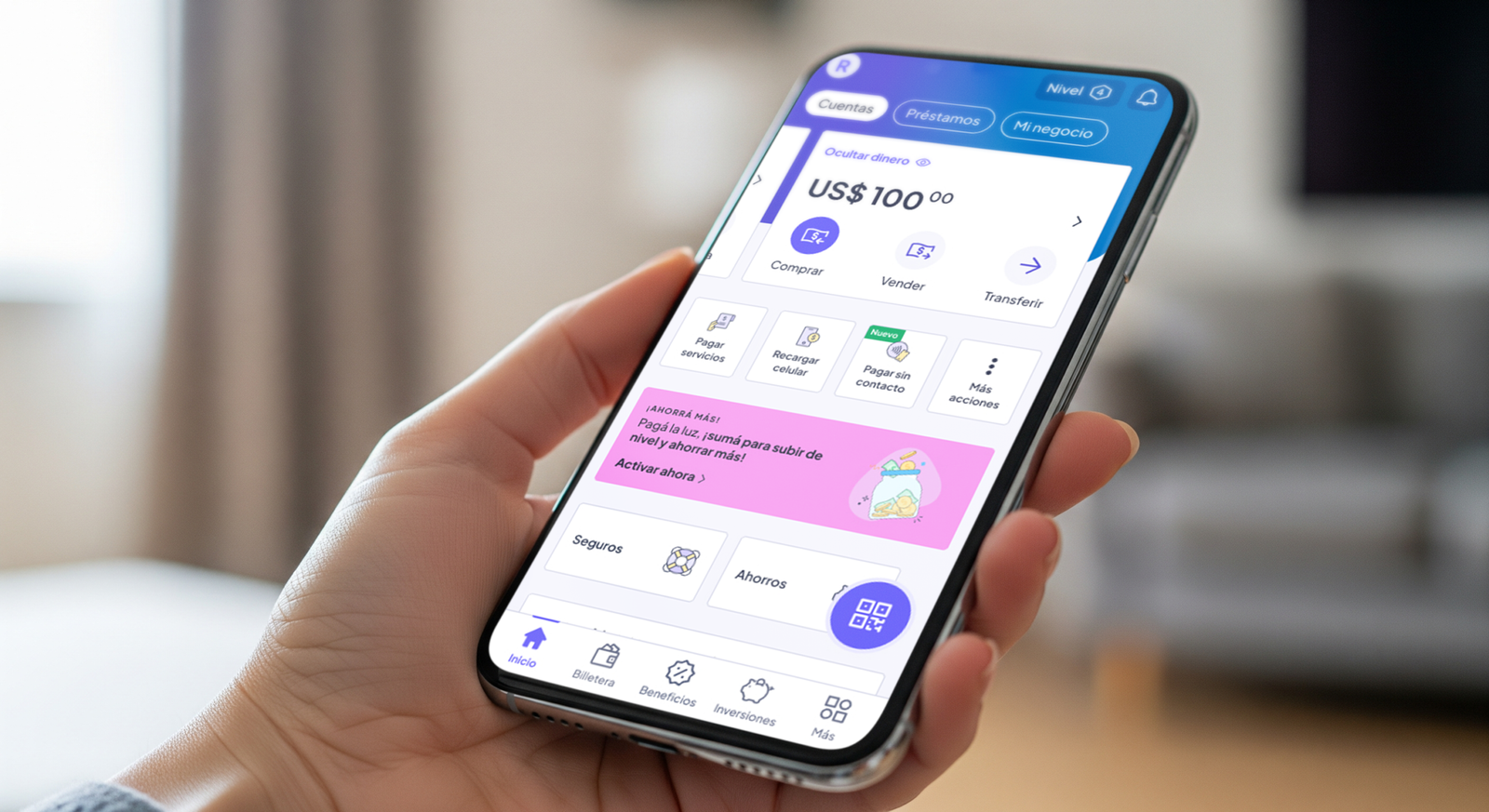 Persona utilizando la app de Personal Pay desde su celular para operar dólar MEP e inversiones