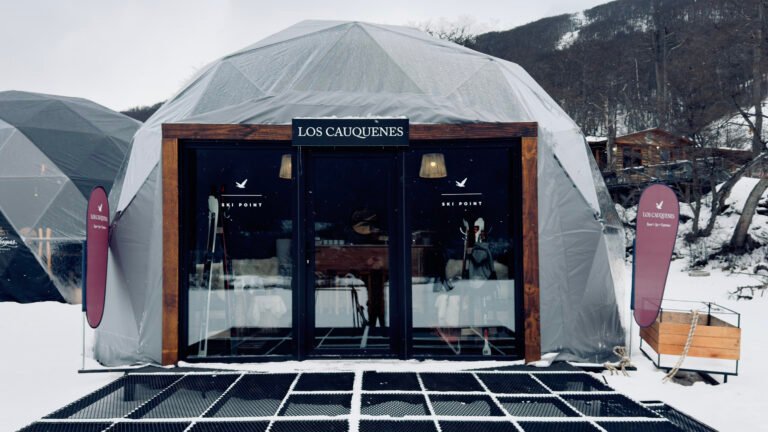 Vista exterior del Ski Point de Los Cauquenes en Cerro Castor, un espacio exclusivo para esquiadores ubicado en un domo climatizado sobre la nieve