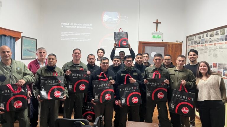 Técnicos del Comando Conjunto Antártico durante una capacitación de Rheem