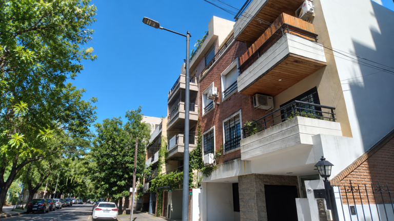 Edificios de departamentos en una zona residencial de Argentina, representando el mercado de alquileres