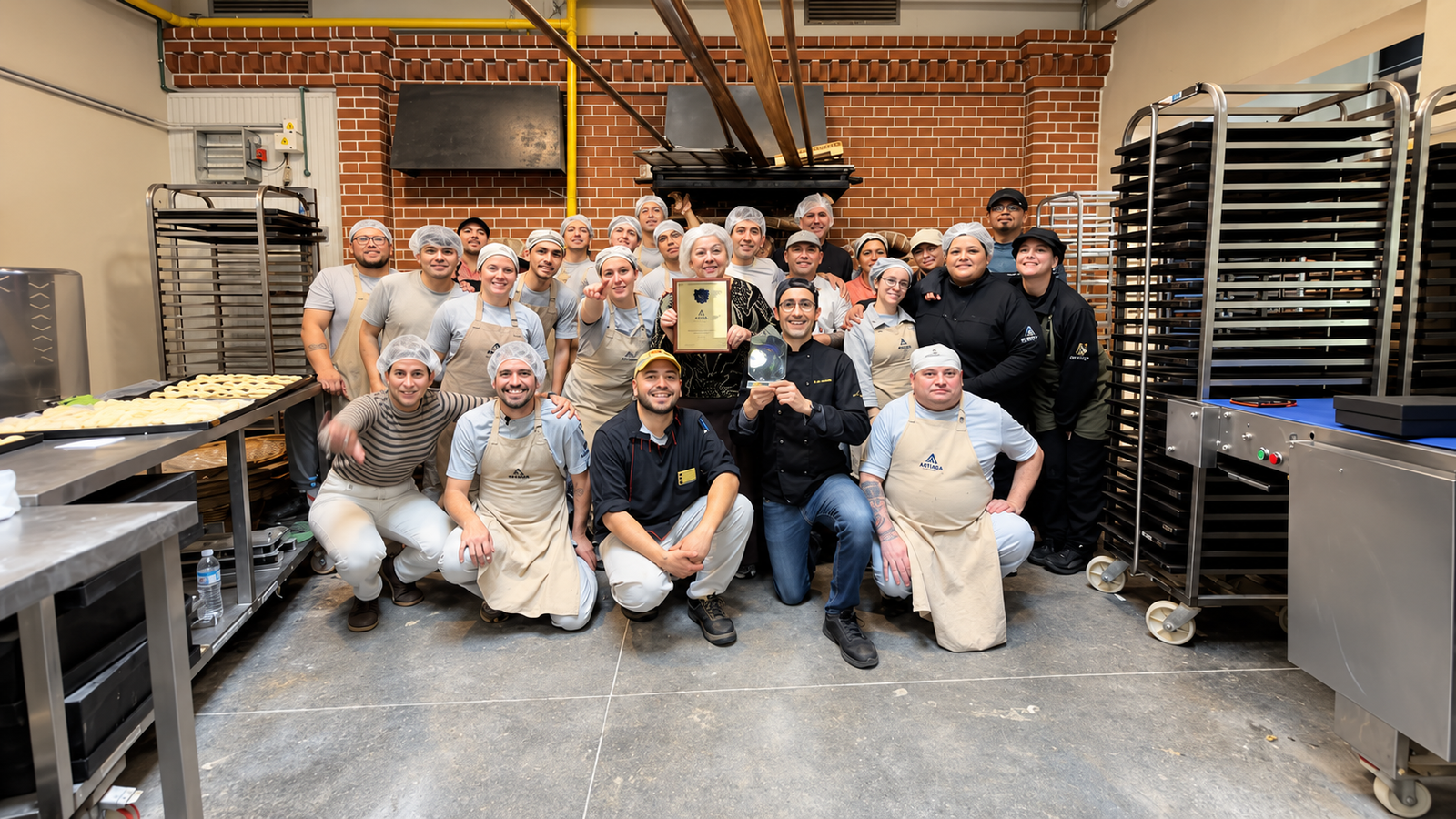 Equipo de Panadería Artiaga celebra un reconocimiento internacional en su cocina
