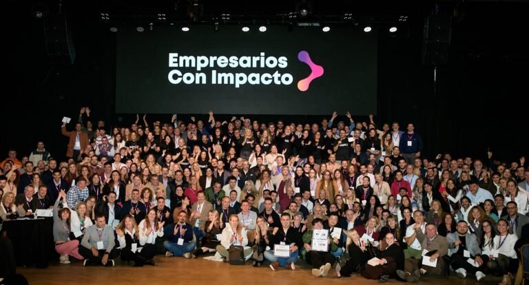 Empresarios y referentes de PyMEs reunidos durante un encuentro de Empresarios con Impacto
