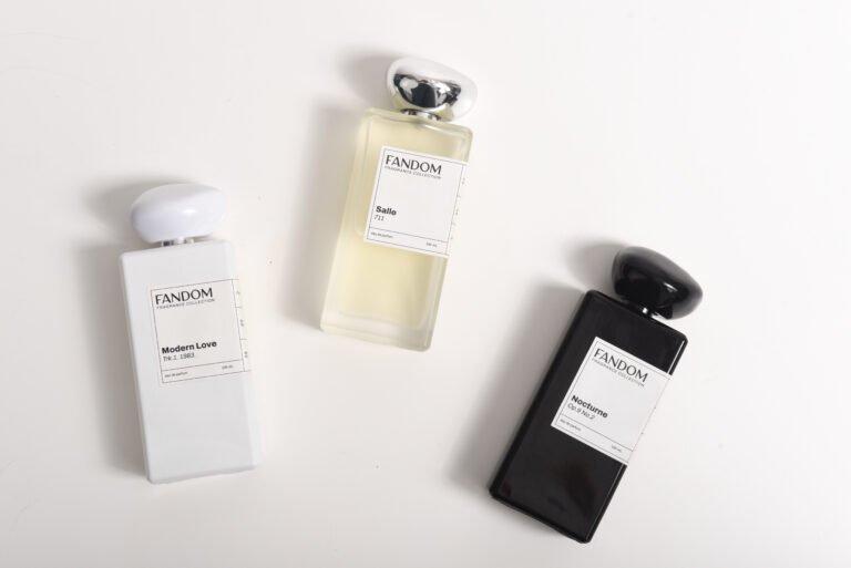 Tres fragancias FANDOM de la colección Fragrance Collection, presentadas en botellas blancas, amarillas y negras.