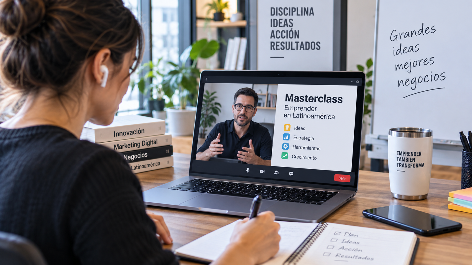 Emprendedora participando de una Masterclass online y tomando apuntes desde su computadora