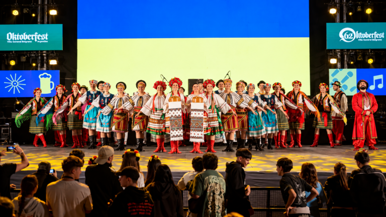 Grupo de artistas con trajes tradicionales durante la Oktoberfest de Villa General Belgrano