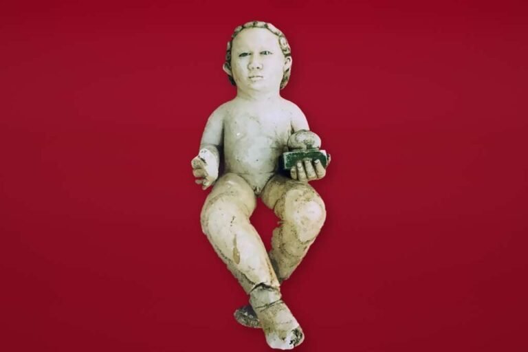 Escultura de un niño sentado sobre fondo rojo, atribuida a Miguel Ángel y conservada en el anonimato por una familia argentina, cuya autenticidad aún debe confirmarse