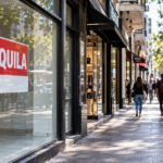 Imagen ilustrativa de un local comercial vacío con cartel de alquiler en una avenida de Buenos Aires, en el marco del aumento de locales desocupados durante 2026