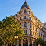 Edificio histórico de Buenos Aires con arquitectura monumental durante una jornada de Open House