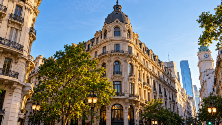 Edificio histórico de Buenos Aires con arquitectura monumental durante una jornada de Open House