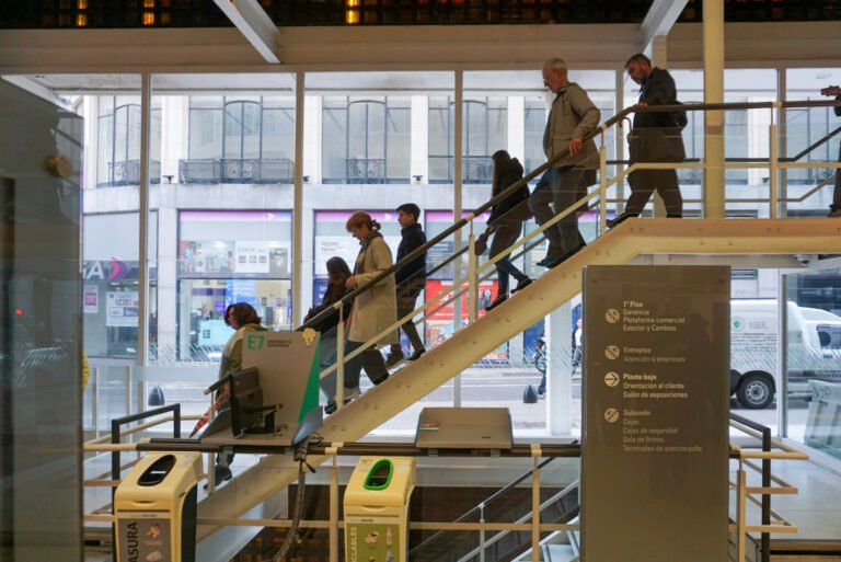 Visitantes recorren uno de los edificios abiertos al público durante Open House Buenos Aires 2026