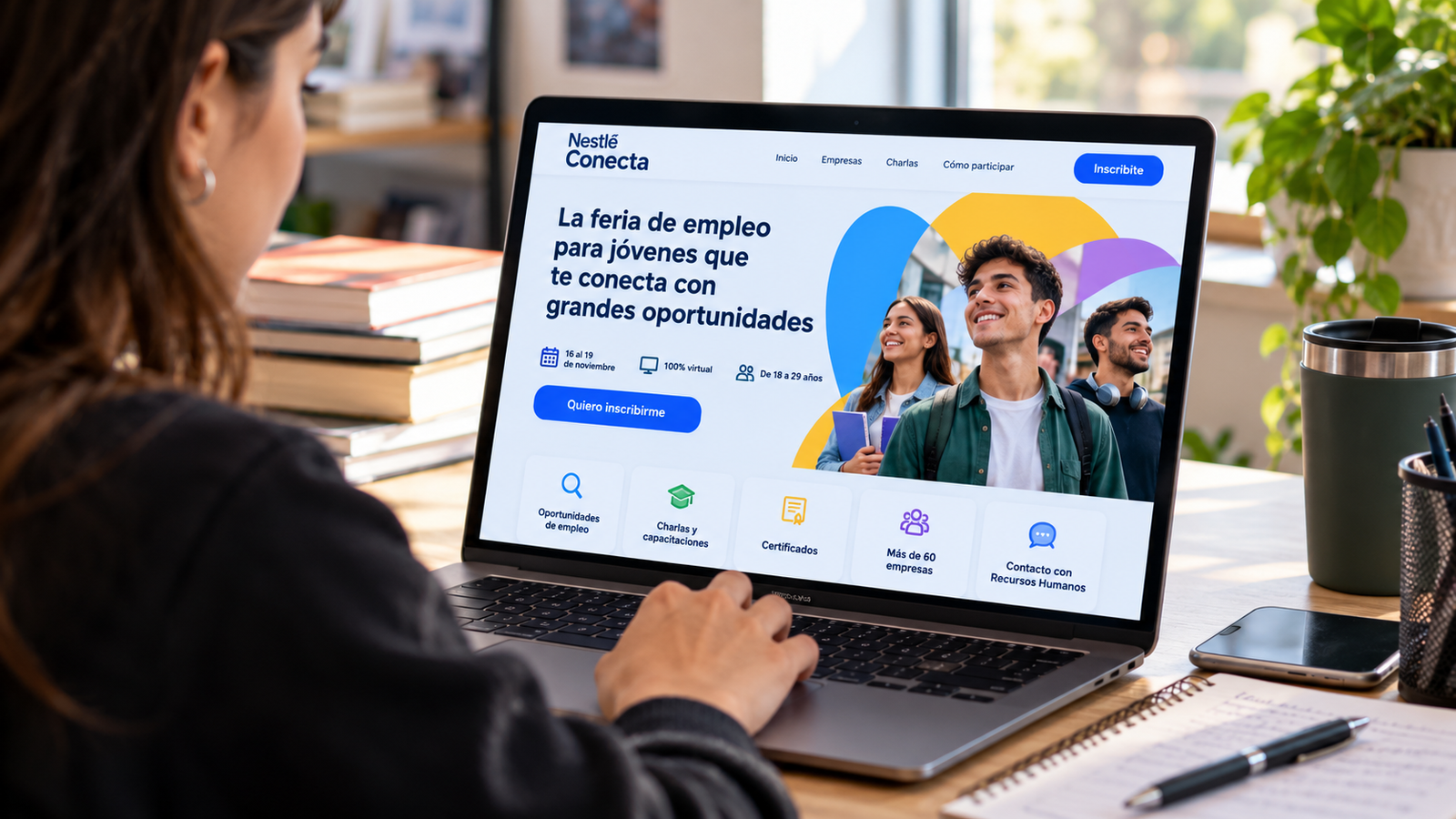 Imagen ilustrativa de una joven utilizando una computadora para inscribirse en Nestlé Conecta 2026, una feria virtual de empleo gratuita que ofrece oportunidades laborales, capacitaciones y contacto con empresas para jóvenes de 18 a 29 años