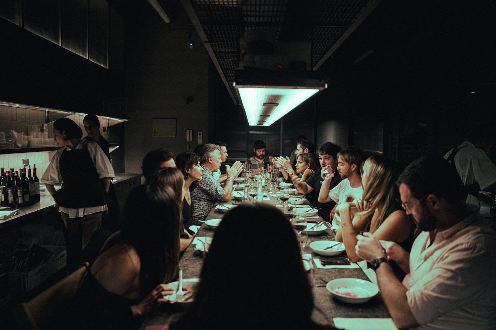 Grupo de comensales comparte una experiencia gastronómica alrededor de una mesa en un restaurante de ambiente íntimo, una de las propuestas que ofrece Bigbox para descubrir nuevas experiencias culinarias