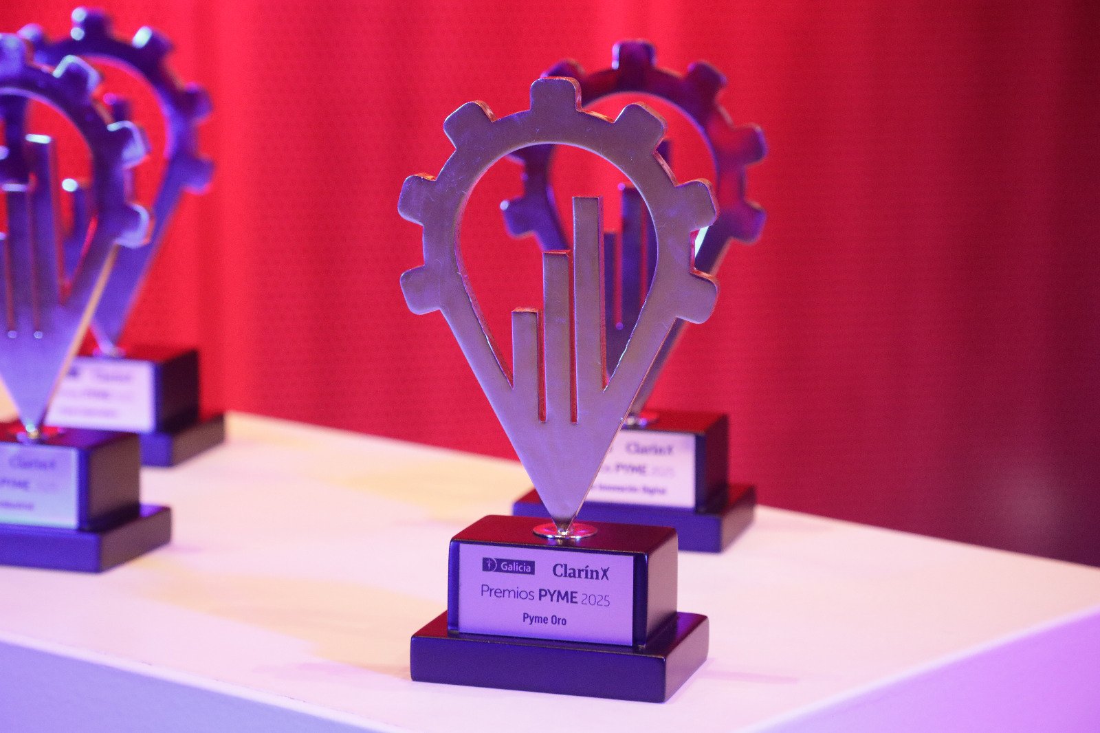 Estatuillas de los Premios PYME, reconocimiento a pequeñas y medianas empresas argentinas organizado por Clarín y Galicia